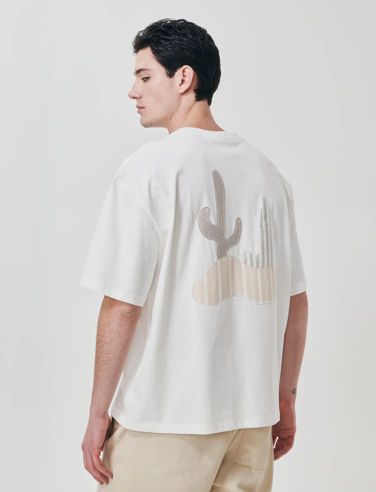 T-SHIRT CON STAMPA AVANTI E  APPLICAZIONE INDIETRO - Bianco - Image 4