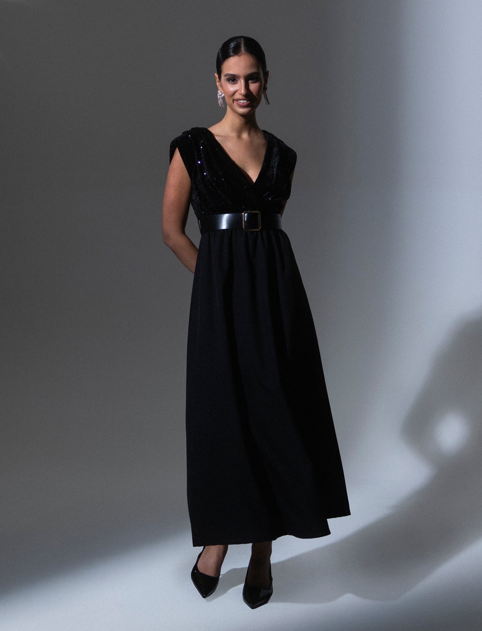 Vestito con doppio tessuto e cintura, paillettes e tessuto unito - Nero - Image 4